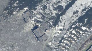 Dieses von Planet Labs PBC zur Verfügung gestellte Satellitenbild zeigt den zerstörten Staudamm.
