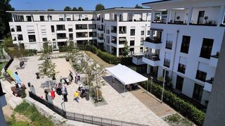 Der Abbé-Münch-Platz liegt zwischen den Neubauten und dem renaturierten Meerbach auf dem Euler-Gelände.