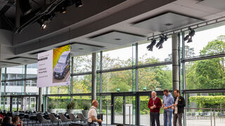 mid Walldorf - Bei der Klasse der reinen Elektrofahrzeuge konnten die Pirelli-Teamkollegen den ersten Platz im Mercedes EQS 580 abstauben.