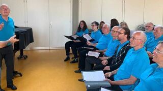 Kolmbach. Einen tollen Tag hatte die Chorwerkstatt im Sängerbund Kolmbach. Der gemischte Chor unter Leitung von Johann Leber hatte sich nämlich zum Chor Coaching bei der Chor Akademie des Sängerkreises Weschnitztal-Überwald angemeldet. Es gab Workshops, gemeinsames Singen und ein Coaching, bei dem die Kolmbacher mitmachten. Zwei Liedbeiträge hatte die Chorwerkstatt im Vorfeld ausgewählt und eingeübt: Den Gospel Siyahamba und Swing the Prèlude, das bereits um 1636 entstand und heute als Europahymne bekannt ist. Im Waldmichelbacher Überwaldgymnasium wartete Coach Christoph Haßler bereits auf die Kolmbacher. Haßler ist ein ausgewiesener Experte in der Chorszene und beriet die Sängerinnen und Sänger anschließend aus der Sicht Klang, Technik und Aufführungspraxis. Das Feedback der Teilnehmer war absolut positiv. Beim freien Singen zeigten alle teilnehmenden Chöre in der Stadthalle ein buntes Repertoire ihres Liedgutes. Auch das gemeinsame Singen kam sehr gut an. Im Juni geht die Chorwerkstatt auf Reisen. Der Chor besucht die polnische Partnerstadt von Lindenfels, Pawlowiczki, und nimmt dort an den Festlichkeiten zum 25 jährigen Bestehend der Partnerschaft zwischen Lindenfels und Pawlowiczki teil. Wer Interesse hat, bei der Chorwerkstatt mitzusingen, kann sich jederzeit bei einem unverbindlichen Besuch der Übungsstunden informieren. Die nächste Probe ist am kommenden Freitag (12.5.) um 19.00 Uhr im Dorfgemeinschaftshaus Kolmbach . Cs Claudia Schmitt