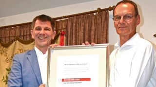 Der Vorsitzende des Sängerkreises Weschnitztal-Überwald Wolfgang Schlapp (links) überreichte dem Vorsitzendens des Liederkranz Seidenbuch, Günther Rettig, eine Urkunde des Hessischen Sängerbundes.