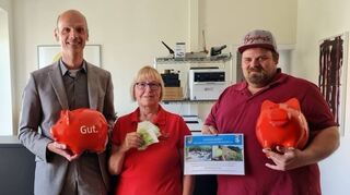 Ingrid Krimmelbein und Johannes Bürkle (r.) übergaben die beim Weinfest für Brisighella gesammelten Spenden an Bürgermeister Holger Habich.