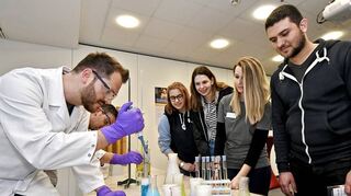 Unternehmen bemühen sich um Auszubildende. 2018 gab es in Bensheim eine „Nacht der Ausbildung“ (Bild), in diesem Jahr wird zum Pilotprojekt „Ausbildungsmeile“ vom 6 bis 19. Juli in Bensheimer Unternehmen eingeladen.