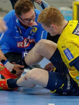 Ymir Gislason (rechts, hier mit Physio Sascha Pander) fehlt den Löwen.