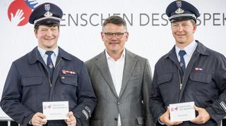 Ministerpräsident Boris Rhein (Mitte) verlieh Christian (links) und Tobias Pfeifer beim Hessentag die Auszeichnung „Menschen des Respekts“.