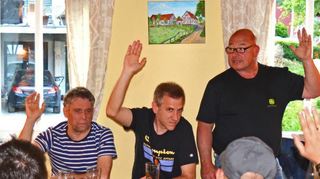 Peter Schneider (stehend) wurde bei der Tagesordnung Wahlen in seinem Amt bestätigt. Jochen Rettig (links von Schneider) wurde als neuer Stellvertretender Vorsitzender gewählt.    Jhs/Bild Jutta Haas