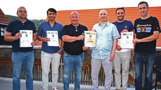 Treue Mitglieder wurden bei der Hauptversammlung des Sportvereins Lindenfels geehrt. Vorsitzender Peter Schneider (rechts Bild, stehend) wurde bei der Vorstandswahl im Amt bestätigt.