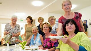 Nach dreijähriger Pause ist jetzt das „Café Vinzenz“ zurück. Ehrenamtliche Kuchenbäckerinnen, Bewohner des Hauses und Gäste freut das gleichermaßen.