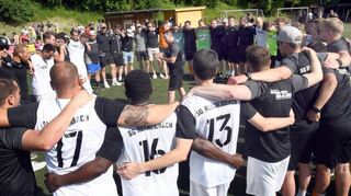 Fußball Kreisliga A SG Reichenbach - SV Winterkasten
Applaus für die Reichenbacher durch Trainer nach dem Spiel...
Foto: Jürgen Strieder
Tel: 01713452063