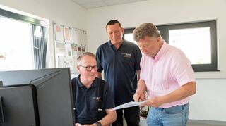 KMB-Geschäftsführer Frank Daum (rechts) bespricht sich mit dem Leiter der Außenstelle Lautertal Karl Schmidt (Mitte) und Mitarbeiter Stefan Siefert.