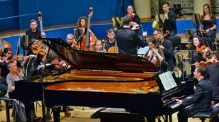 Kontrastieren auf interessante Weise: Pianistin Maria João Pires mit Duopartner Iddo Bar-Shaï und den Mannheimer Philharmonikern im Musensaal.