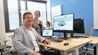 Im Gewerbegebiet Stubenwald hat „1000 Satellites“ einen Standort mit Coworking-Plätzen eröffnet. Unser Bild zeigt Gründer Markus Hummelsberger sowie die Community-Managerinnen Anne Berger (stehend) und Rebecca Schmitt.