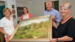 Dem Kunstarchiv Bergstraße wurde am Freitag im Museum ein Gemälde aus Familienbesitz überreicht. Unser Bild zeigt die Repräsentanten der Spender, Annette Strehle-Schibikowski (li.) und Albert Hoekstra sowie die Leiterin des Bensheimer Stadtarchivs, Claudia Sosniak, und Bürgermeisterin Christine Klein (re.). Bild: Thomas Zelinger