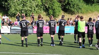 Verhalten bedanken sich die Spieler der SG Reichenbach nach der 0:1-Niederlage im Relegations-Hinspiel bei den eigenen Fans für die Unterstützung.