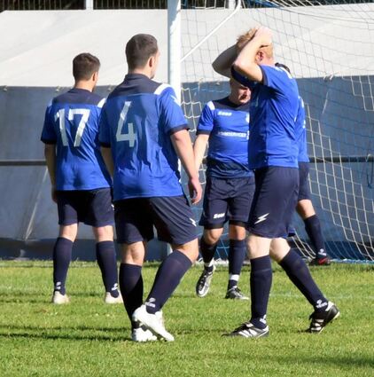 Die Lauterner Spieler können es nicht fassen: In der Nachspielzeit mussten sie in der Relegation gegen den SV Lörzenbach II den Ausgleich hinnehmen.