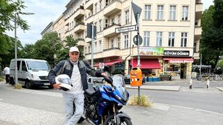 mid Groß-Gerau - Autor Rainer Unruh mit der Triumph Tiger Sport 660 in Berlin Schöneberg.