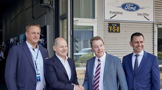 mid Groß-Gerau - William Clay Ford (zweiter von rechts)und Bundeskanzler Olaf Scholz (zweiter von links) zur Eröffnung des Ford Cologne Electric Vehicle Centers in Köln.