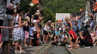 Eine Höhepunkt für die Kinder beim Bachgassenfest ist samstags die Bachregatta mit bis zu 250 Schiffchen.