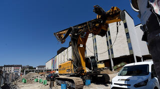 Bauarbeiten am Goetheplatz: Im Innern läuft die Entkernung, auf dem Vorplatz sind die Arbeiten im Gange, um unterirdischneue Proberäume zu schaffen.