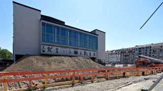 Bauarbeiten am Mannheimer Nationaltheater: Derzeit wird der Vorplatz aufgegraben, um unterirdisch neue Probe- und Werkstatträume zu schaffen. Dabei stieß man auf Reste von Kampfmitteln.