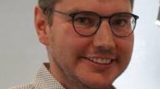 LandratChristian Engelhardt (rechts) begrüßt Dominik Perleth als neuen Abteilungsleiter für den Öffentlichen Personennahverkehr und Mobilität.Bild: Kreis Bergstraße