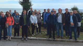 Die Teilnehmer der Brisighella-Reise stellten sich mit Meer-Kulisse im Hintergrund zum Gruppenfoto.