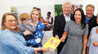 Das Ehepaar Jürgen und Diana Gromer haben der Karl-Kübel-Stiftung eine Spende in Höhe von 6000 Euro überreicht. Das Geld fließt in das Drop-In(klusive)-Angebot.