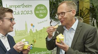 Kurt Oberfeld hat ein Waldmeister-Familientagseis nach einem alten Familienrezept hergestellt. Stadtrat Schmidt und Minister Klose (r.) schmeckt’s.