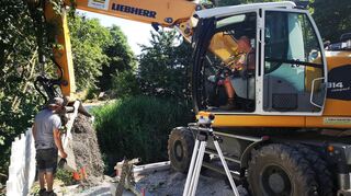 Das Fundament für den neuen Weschnitzsteg ist bereits fertig, muss aber noch aushärten. Gestern waren Mitarbeiter der Baufirma damit beschäftigt, die Uferbefestigung und die Pflasterung des Weschnitzweges wieder herzustellen.