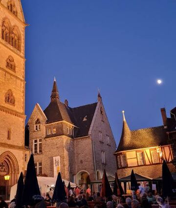 Die katholische Pfarrkirche St. Peter in Heppenheim am Abend.