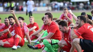 Die Spieler der TSV Auerbach feierten nach dem 3:0-Sieg im Relegations-Finale gegen Modau mit den Fans das glückliche und versöhnliche Ende der Gruppenliga-Saison.