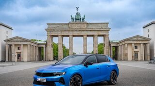 mid Berlin - Der neue Opel Astra Electric fährt standardmäßig auf hochglanzschwarzen 18 Zoll-Leichtmetallrädern im 5-Speichen-Design mit Radspeichenclips in Anthrazit vor.