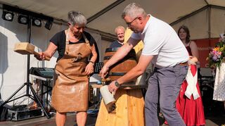 Ein Schlag wie der Donnergott persönlich: Bürgermeisterin Christine Klein eröffnete am Donnerstagabend das Bensheimer Bürgerfest mit dem traditionellen Fassanstich.