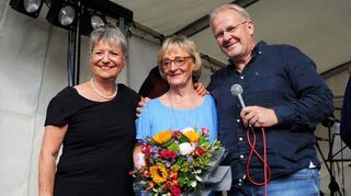 Für ihren unermüdlichen Einsatz beim Bürgerfest erhielt Hilde Deppert einen Blumenstrauß von Chris Roth und Bürgermeisterin Christine Klein.