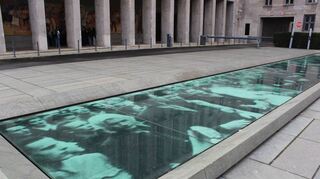 Das Denkmal für die Opfer des 17. Juni vor dem Bundesfinanzministerium in Berlin, 1953 „Haus der Ministerien“ der DDR und Ort des Protestes.