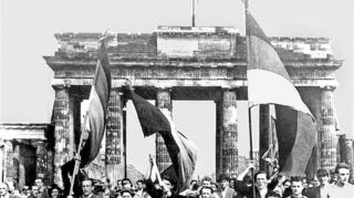 Ein Bild mit ikonischer Bedeutung: Ost-Berliner Arbeiter demonstrieren am 17. Juni 1953 am Brandenburger Tor gegen das SED-Regime.
