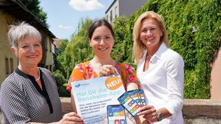 Bürgermeisterin Christine Klein sowie Zita Schaider (Mitte) und Marion Reiser vom Stadtmarketing präsentierten am Donnerstag die neue Bensheim-App.