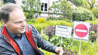 Auch während der Pandemie suchte Prof. Cassian Schmidt neben seiner wissenschaftlichen Arbeit zum Thema Stauden nach Lösungen für die Öffnung des Hermannshofs. Dem Leiter wurde gekündigt.