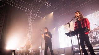 Liefert eine perfekte Headliner-Show: die französische Indie-Pop-Band Phoenix um Sänger Thomas Mars (Mitte).