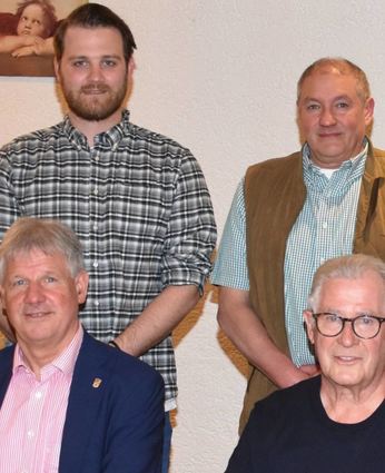Jagdgenossenschaft Einhausen-Süd, hinten, v.l. Mike und Julian Kude (Jagdpächter), vorne, Bürgermeister Helmut Glanzner und Philipp Bohrer (Jagdvorstand).