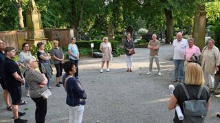 Die CDU traf sich mit Vertretern des Zweckverbands KMB auf dem Friedhof Mitte, um sich über das Bestattungswesen in Bensheim zu informieren.