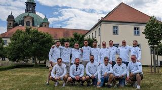 Die Fußballer der AH-Mannschaft des SV Eintracht Zwingenberg vor dem Franziskanerkloster in Freystadt, rechts knieend in bay- rischer Lederhose der Gastgeber und ehemaliger Mitspieler „de Parre“ Äneas Opitek.