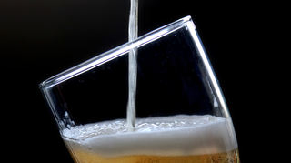 Bier wird durch die gestiegene Produktionskosten teurer. Was Brauereien dagegen tun wollen.