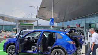 mid Barcelona - Der Fuß unter dem Heckstoßfänger öffnet die Hands-free-Heckklappe.