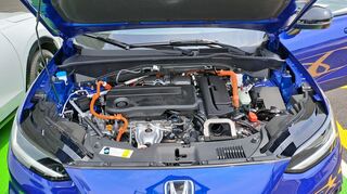 mid Barcelona - Atkinson-Benzinmotor und Dual-Elektromotorsystem füllen den Motorraum komplett.