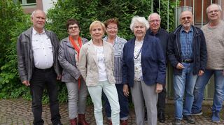 Die Vorsitzende des Arbeitskreises „Seniorenfreundlicher Kreis Bergstraße“ Annemarie Russ (Dritte von links) und die Mitglieder des Arbeitskreises (von links): Artur Adelmann, Elfi Adelmann, Ute Müller, Regina Mengel, Gerhard Dietz, Elmar Tiburski und Siegfried Gebhardt.