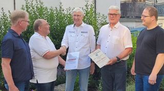 Für 60 Jahre Chorgesang wurde Günter Pfeifer (Mitte) geehrt. Neben dem Vorsitzenden des Sängerkreises Bergstraße, Heinz Ritsert, gratulierten (von links) der zweite Vorsitzende Ronald Müller, Vorsitzender Peter Kaffenberger und Schriftführer Jan Metzger.