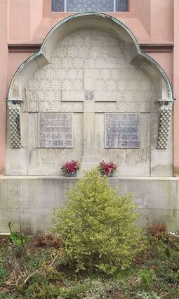 Das von Heinrich Metzendorf gestaltete Grabmal für Gustav Fürst und Graf von Erbach-Schönberg und Marie Fürstin und Gräfin von Erbach-Schönberg ist das auffälligste Monument auf dem Friedhof an der Marienkirche in Schönberg.