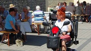 Frühlingsfest St. Vinzenz Ein hausen Die E-Skooter wurden aujsprobiert. Bild: Parzinger