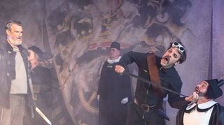 Das Drama „Götz von Berlichingen“ von Johann Wolfgang von Goethe feierte nun bei den Burgfestspielen in Jagsthausen Premiere. Die Titelrolle spielt in diesem Jahr Kai Maertens (links). Die Inszenierung von Christoph Biermeier ist actionreich und mit vielen aktuellen Bezügen gespickt.